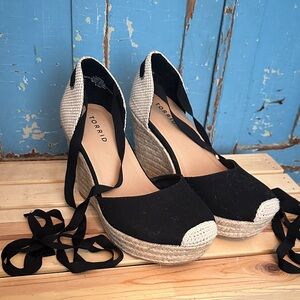 Torrid Black and Tan Espadrille Wedges extra wide width 8.5WW